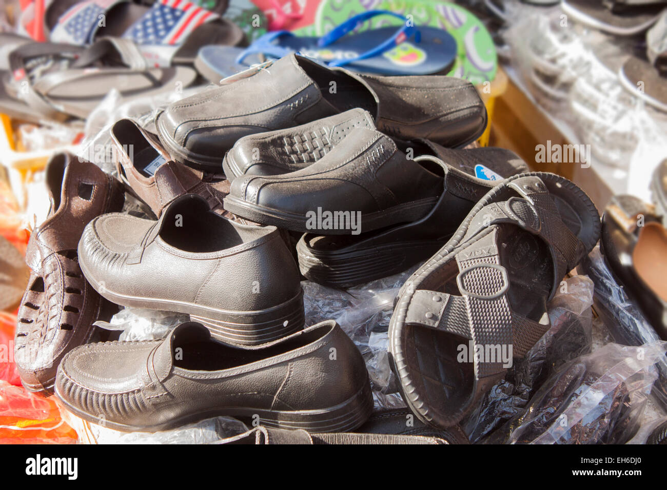 Un gros tas de chaussures et d'autres noir Photo Stock - Alamy