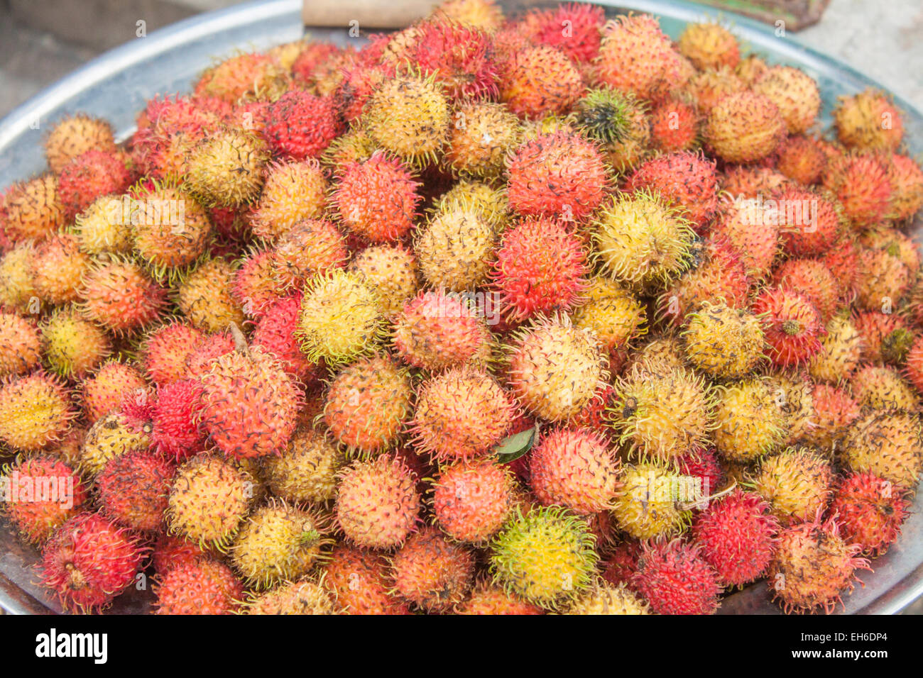 Une pile de fruits ramboutan colorés, à un marché Banque D'Images