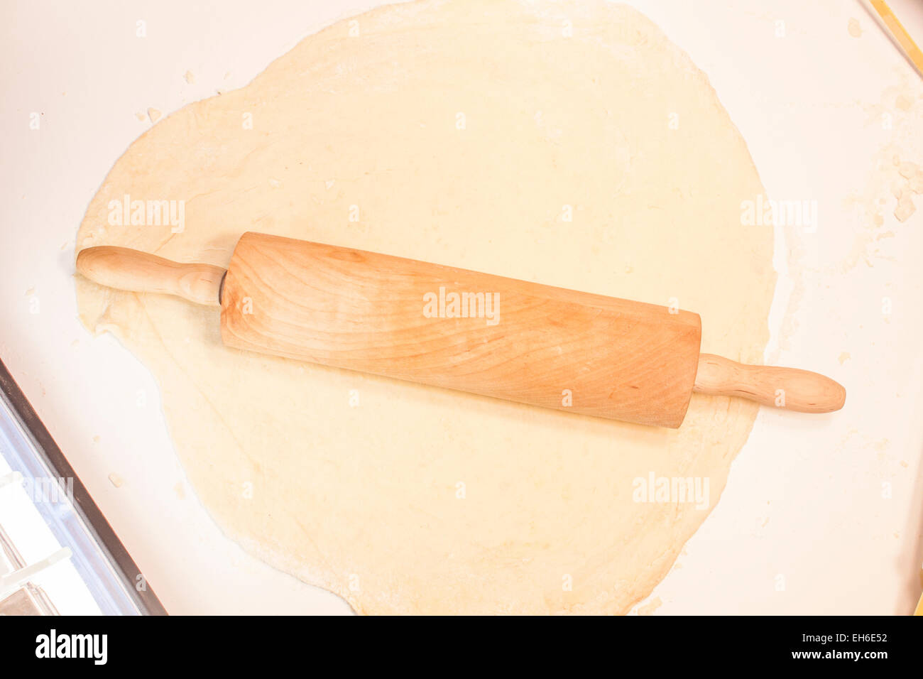 La pâte de roulement sur un tableau blanc, dans la cuisine Banque D'Images
