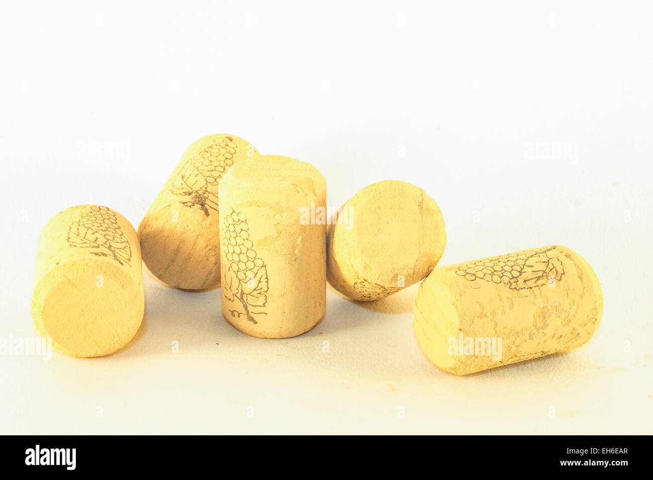 Vin brun clair tops / bouchons, sur fond blanc Banque D'Images