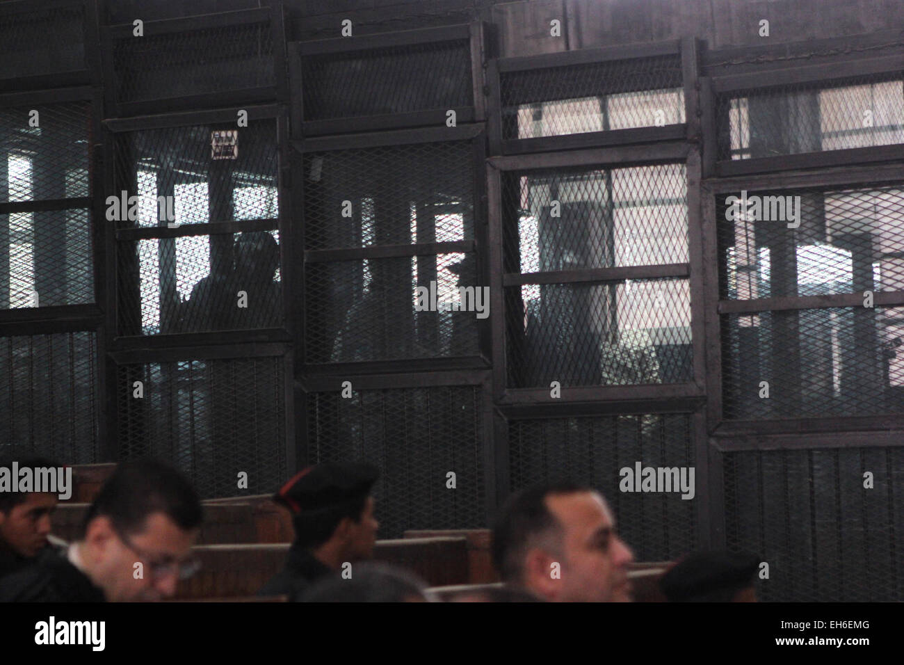 Le Caire, Égypte. Mar 8, 2015. Les défendeurs de la cellule terroriste Marriott stand de cas dans des cages dans un tribunal, Le Caire le 8 mars 2015. La cour a ajourné le procès de deux journalistes d'Al-Jazeera, y compris Fahmy, libéré sous caution après plus de 400 jours en prison, comme leur collègue l'Australien Peter Greste, a déjà été déportés © Amr Sayed/APA/Images/fil ZUMA Alamy Live News Banque D'Images