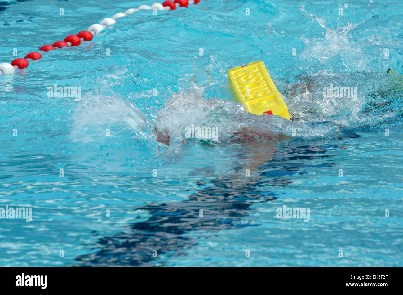 Formation piscine avec bouée de sauvetage jaune Banque D'Images