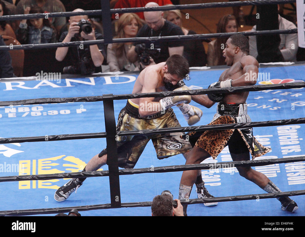 8 mars 2015 - Las Vegas, Nevada, United States - Boxers Adrien Broner ( Gants noirs) et John Molina jr (Gants d'Or) s'engager les uns les autres au cours de leur super-léger match de boxe le 7 mars 2015 au MGM Grand Arena de Las Vegas, Nevada. (Crédit Image : © Marcel Thomas/Zuma sur le fil) Banque D'Images