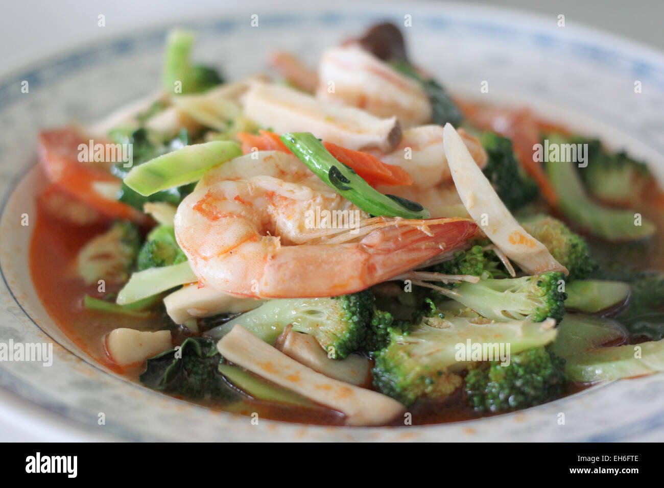 Mélanger les crevettes bouffée le brocoli, c'est aliments thaïlandais. Banque D'Images