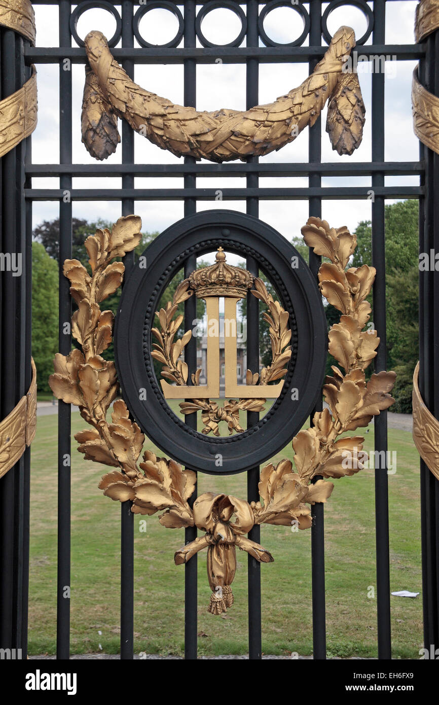 Emblème orné sur les portes menant au château de Laeken/Palais Royal de Laeken, à Bruxelles, Belgique. Banque D'Images