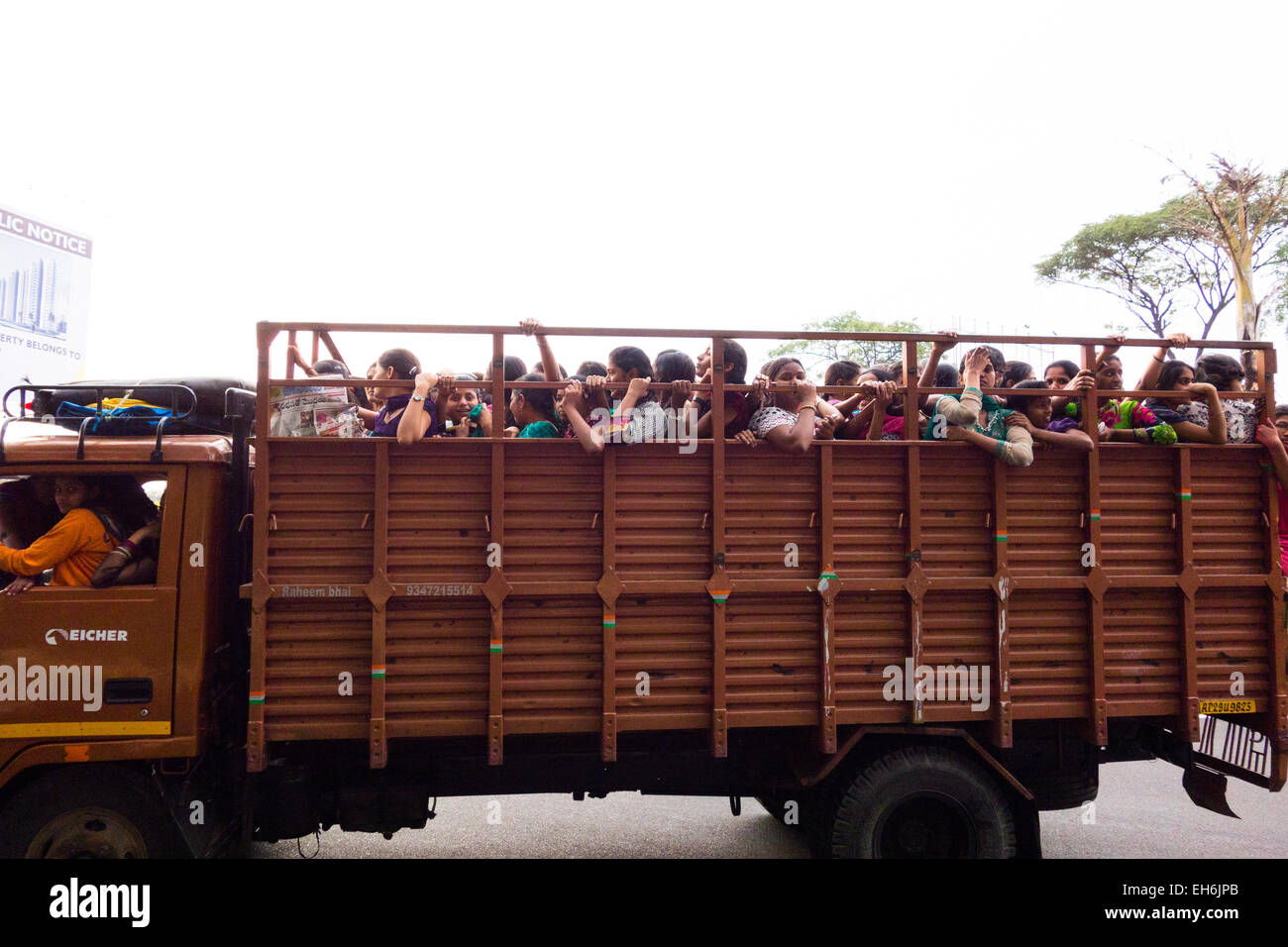 Un camion rempli de femmes indiennes Banque D'Images