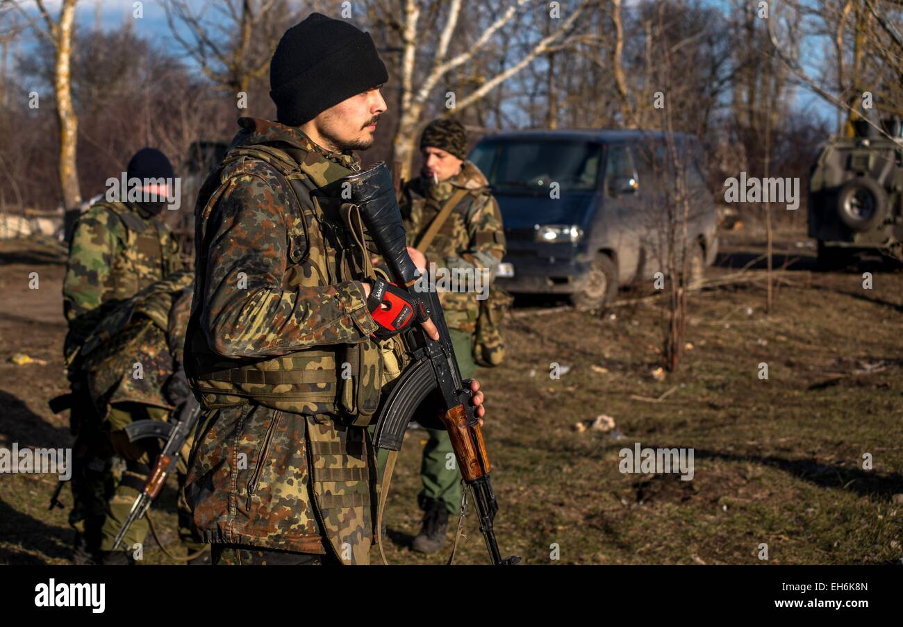 Berdiansk oblast, Ukraine - mars 7, 2015 : un soldat du bataillon d'Azov attend de retourner sur la ligne de tir au cours d'exercices d'entraînement près de la ville portuaire de Mariupol. Photo : James Sprankle/dpa Banque D'Images