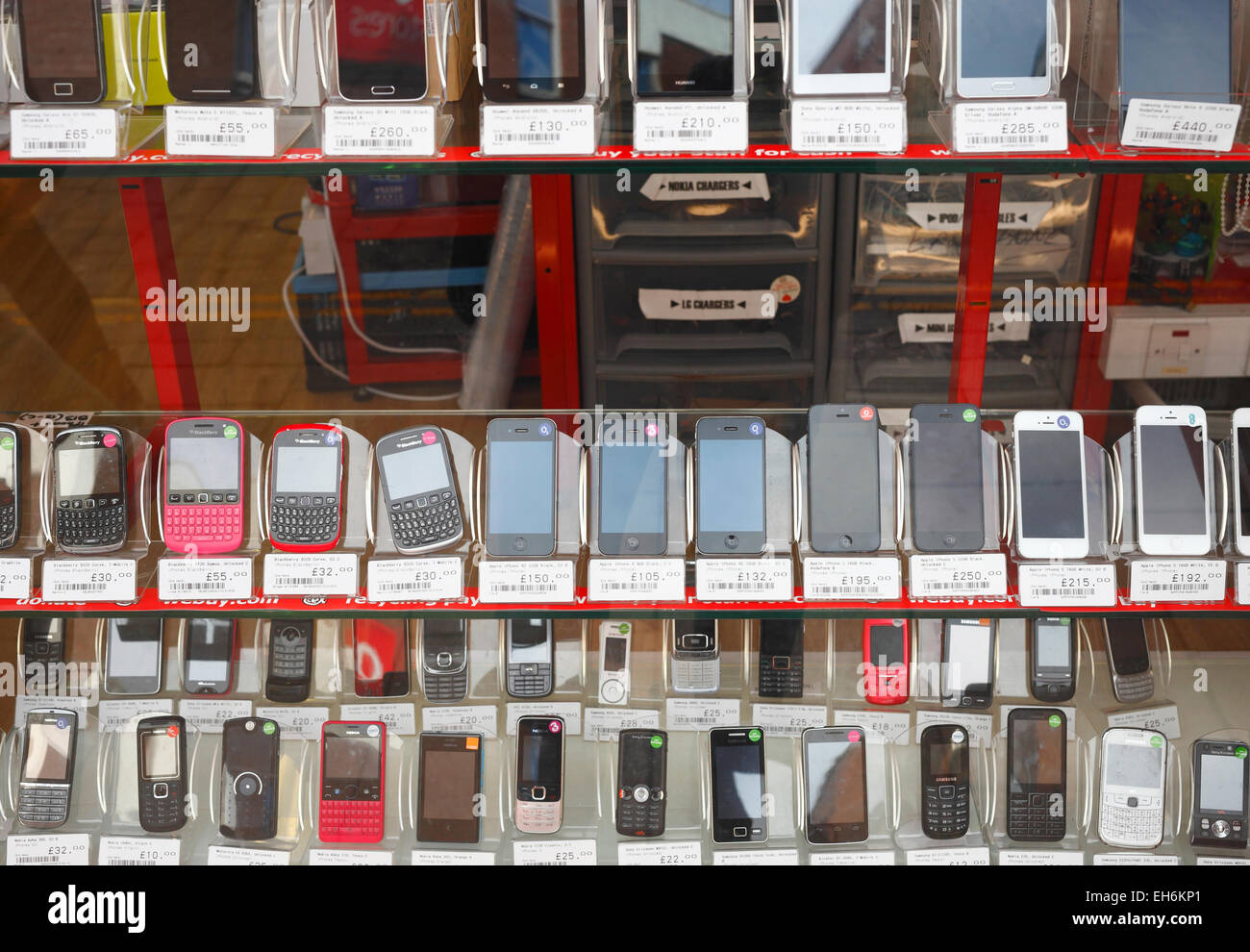 Les téléphones mobiles d'occasion en vente dans une vitrine Photo Stock -  Alamy