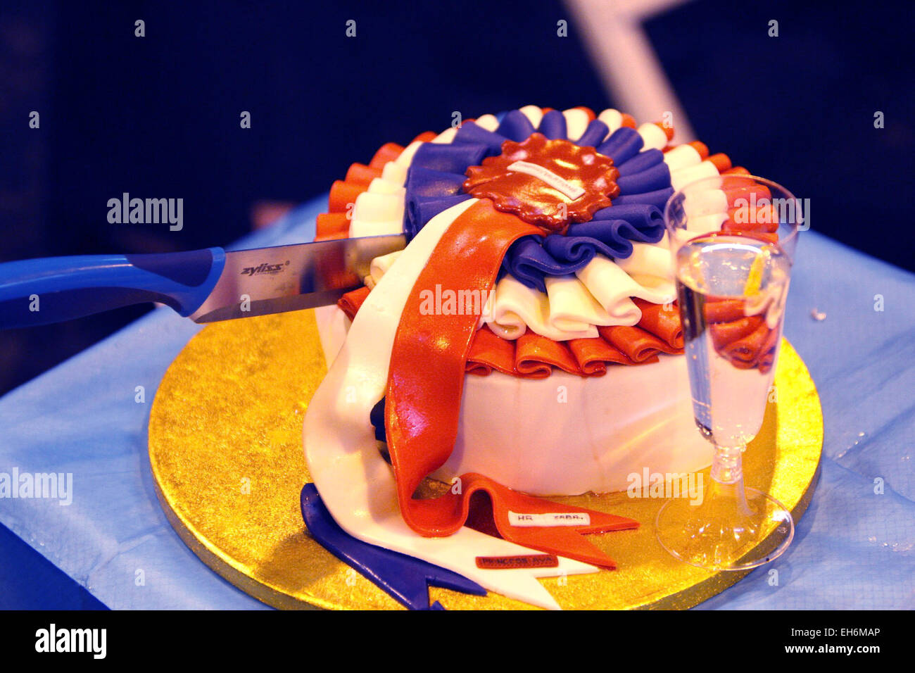 Birmingham, UK. 8 mars, 2015. Une rosette, gâteau et un verre de champagne au dernier jour de Crufts aujourd'hui à Birmingham, UK. Crédit : Jon Freeman/Alamy Live News Banque D'Images