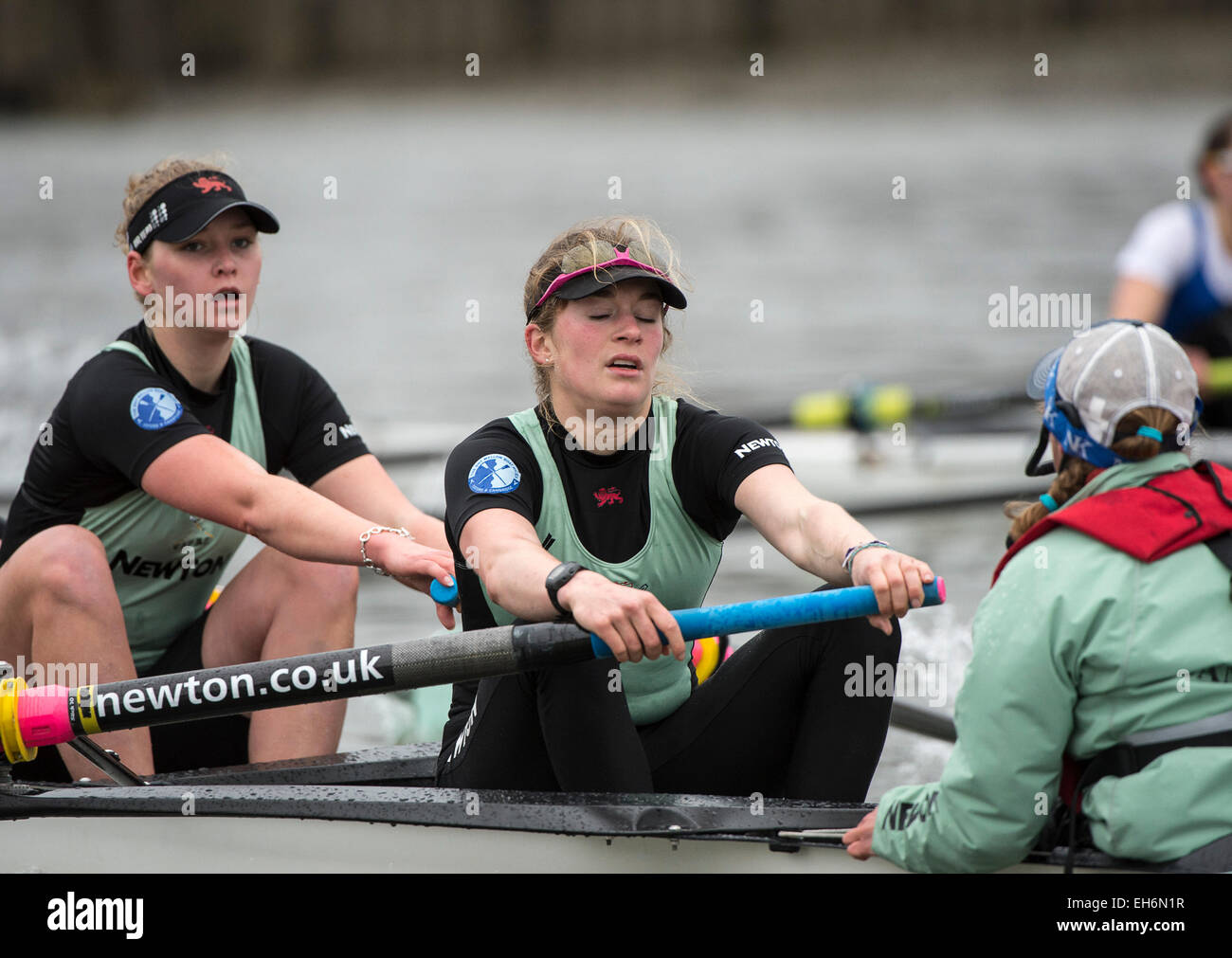 Londres, Royaume-Uni. 8 mars, 2015. Fanny Belais coup de Cambridge University Womens Boat Club en action dans leur logement contre. L'Imperial College. CUWBC : [ARC] Hannah Evans, [2] Ashton Brown, Caroline Reid [3], [4] Claire Watkins, [5] Melissa Wilson, [6] Holly Hill, [7] Hannah Roberts, [AVC] Fanny Belais, [Cox] Rosemary Ostfeld. Crédit : Stephen Bartholomew/Alamy Live News Banque D'Images