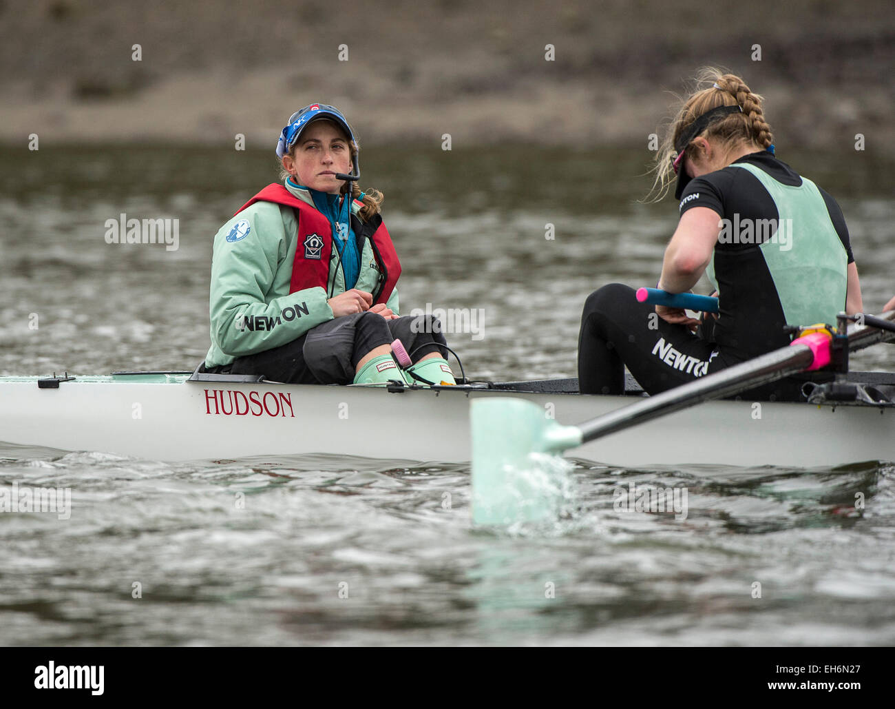 Londres, Royaume-Uni. 8 mars, 2015. Cambridge University Womens Boat Club Cox Rosemary Outfield durant leur montage approprié à l'Imperial College. CUWBC : [ARC] Hannah Evans, [2] Ashton Brown, Caroline Reid [3], [4] Claire Watkins, [5] Melissa Wilson, [6] Holly Hill, [7] Hannah Roberts, [AVC] Fanny Belais, [Cox] Rosemary Ostfeld. Crédit : Stephen Bartholomew/Alamy Live News Banque D'Images