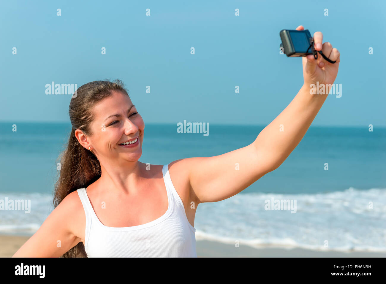 Elle a elle-même fait son portrait sur l'appareil photo Banque D'Images