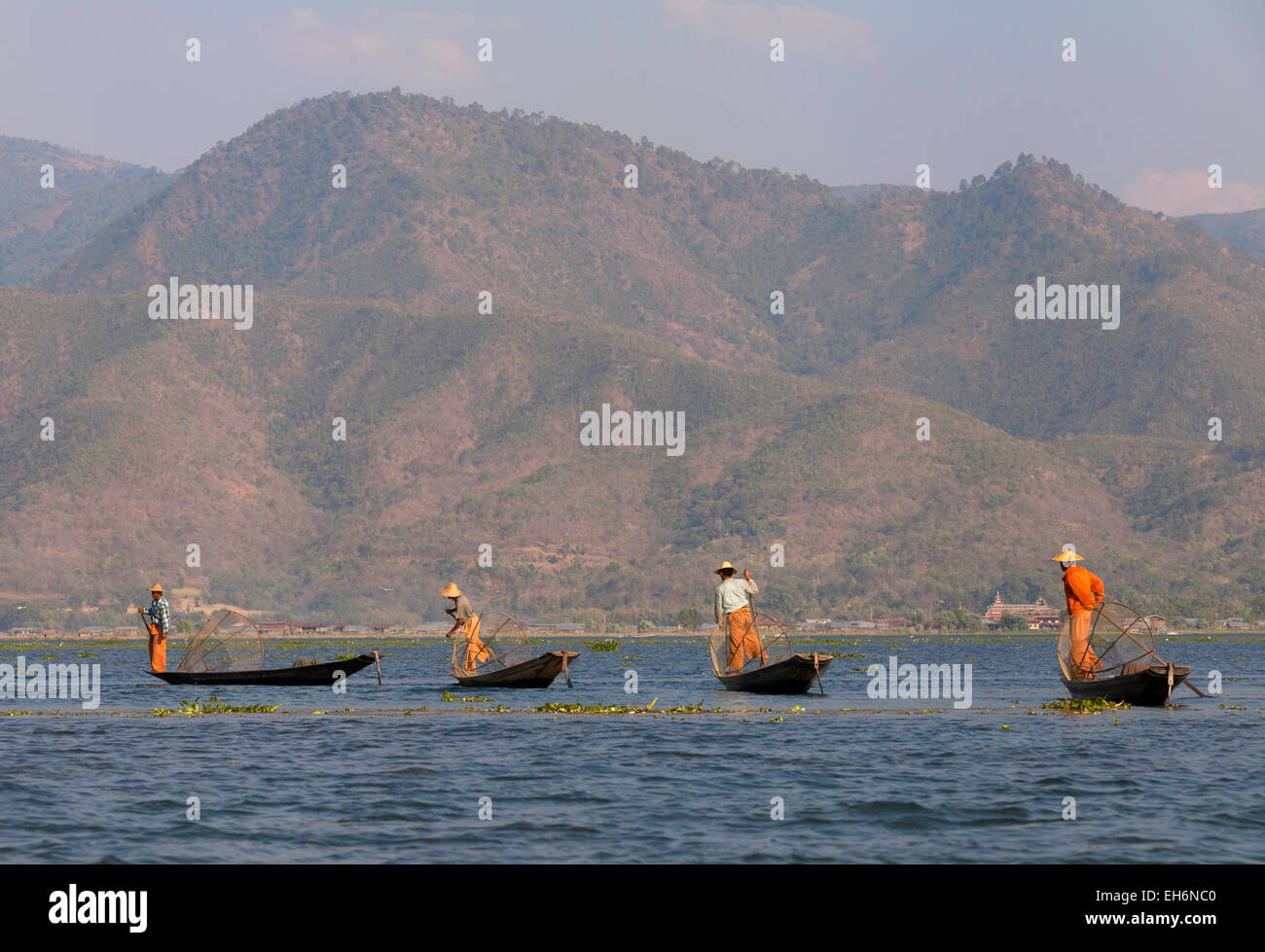 L'aviron à quatre pattes d'pêcheurs, lac Inle, Myanmar ( Birmanie ), l'Asie Banque D'Images