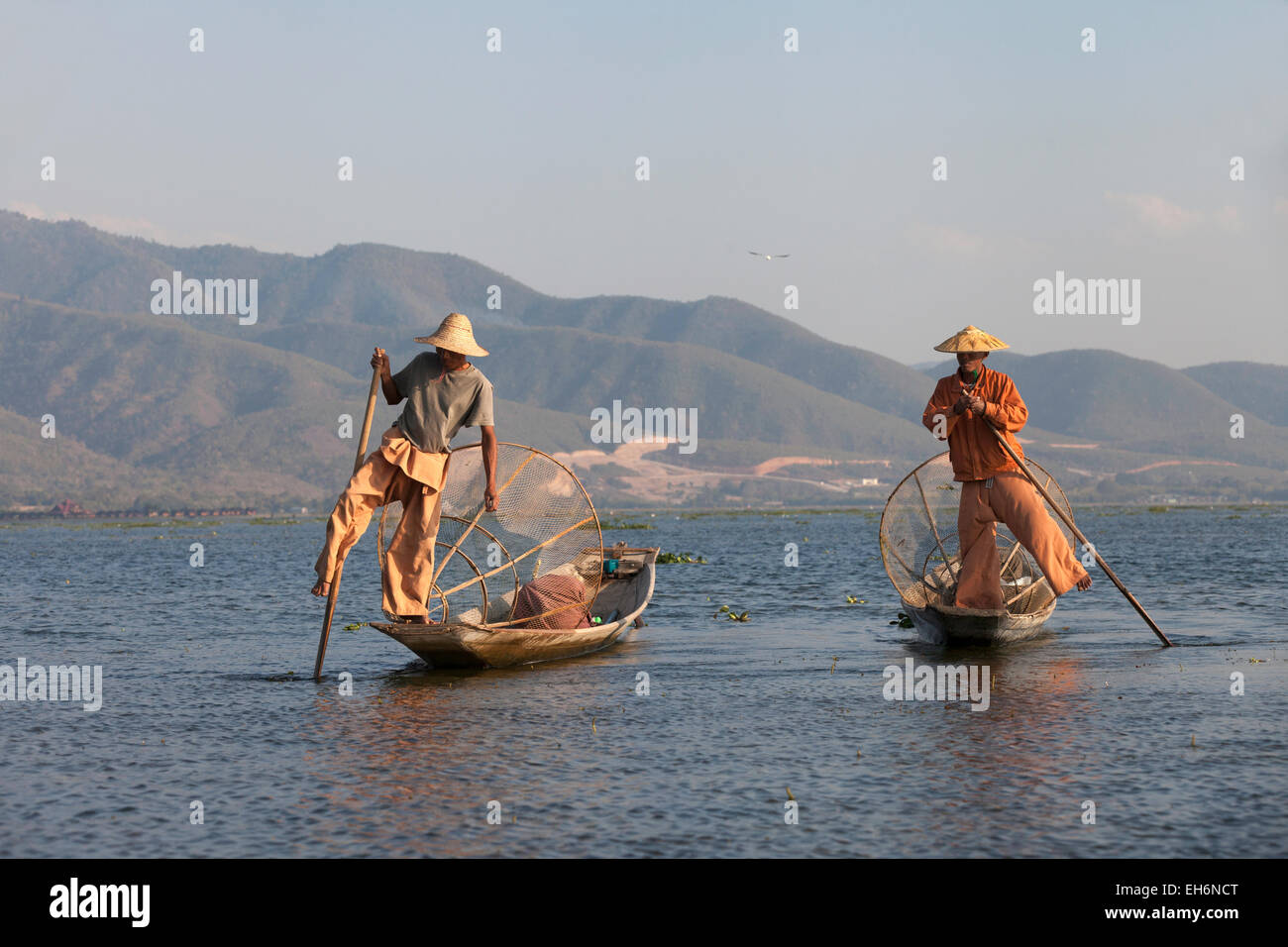 Jambe deux pêcheurs pêche, aviron au Lac Inle, Myanmar ( Birmanie ), l'Asie Banque D'Images