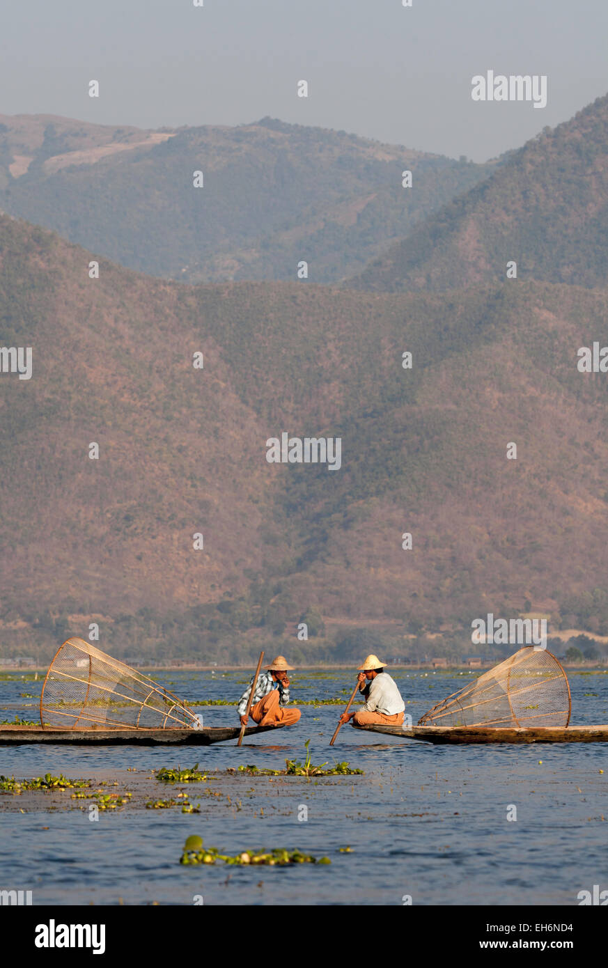 Jambe deux pêcheurs pêche, aviron au Lac Inle, Myanmar ( Birmanie ), l'Asie Banque D'Images