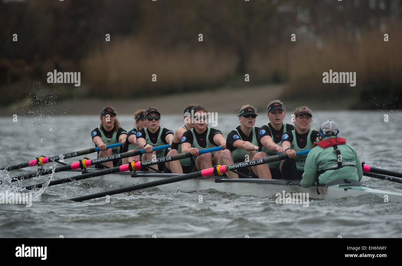 Londres, Royaume-Uni. 8 mars, 2015. v University Womens Boat Club en action dans leur logement contre. L'Imperial College. CUWBC : [ARC] Hannah Evans, [2] Ashton Brown, Caroline Reid [3], [4] Claire Watkins, [5] Melissa Wilson, [6] Holly Hill, [7] Hannah Roberts, [AVC] Fanny Belais, [Cox] Rosemary Ostfeld. Crédit : Stephen Bartholomew/Alamy Live News Banque D'Images