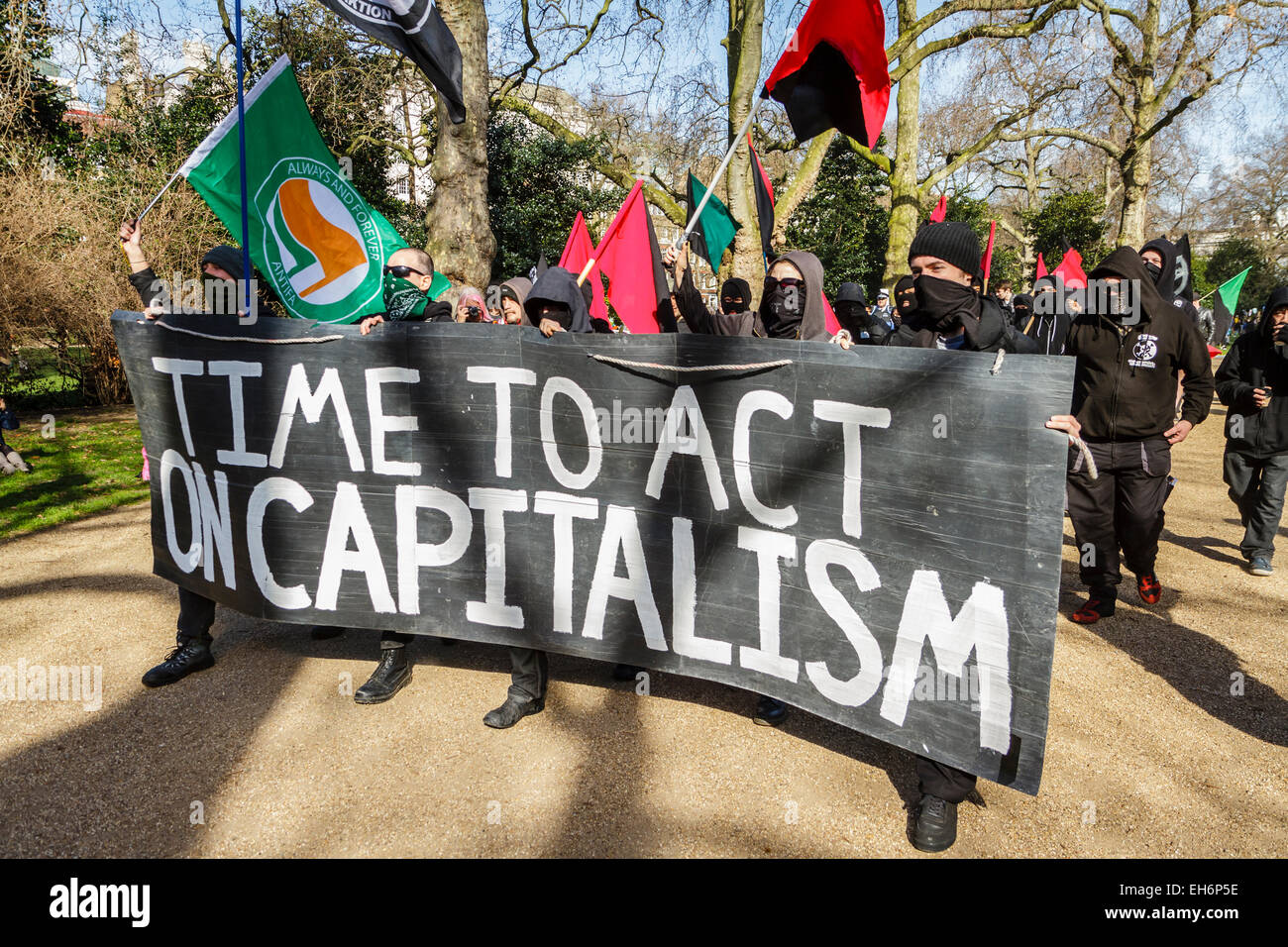 Londres, Royaume-Uni. 7 mars, 2015 "Le temps d'action sur les changements climatiques de Mars. Sur la photo : des manifestants anti-capitaliste mars pendant le changement climatique rassemblement à Londres. Banque D'Images
