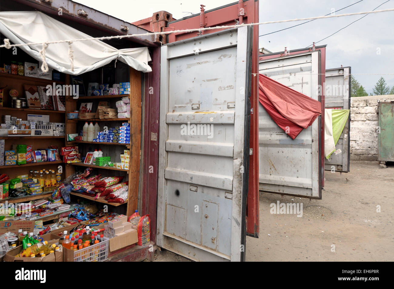 Tsetserleg, Marché, boutiques à l'intérieur de conteneurs recyclés Banque D'Images