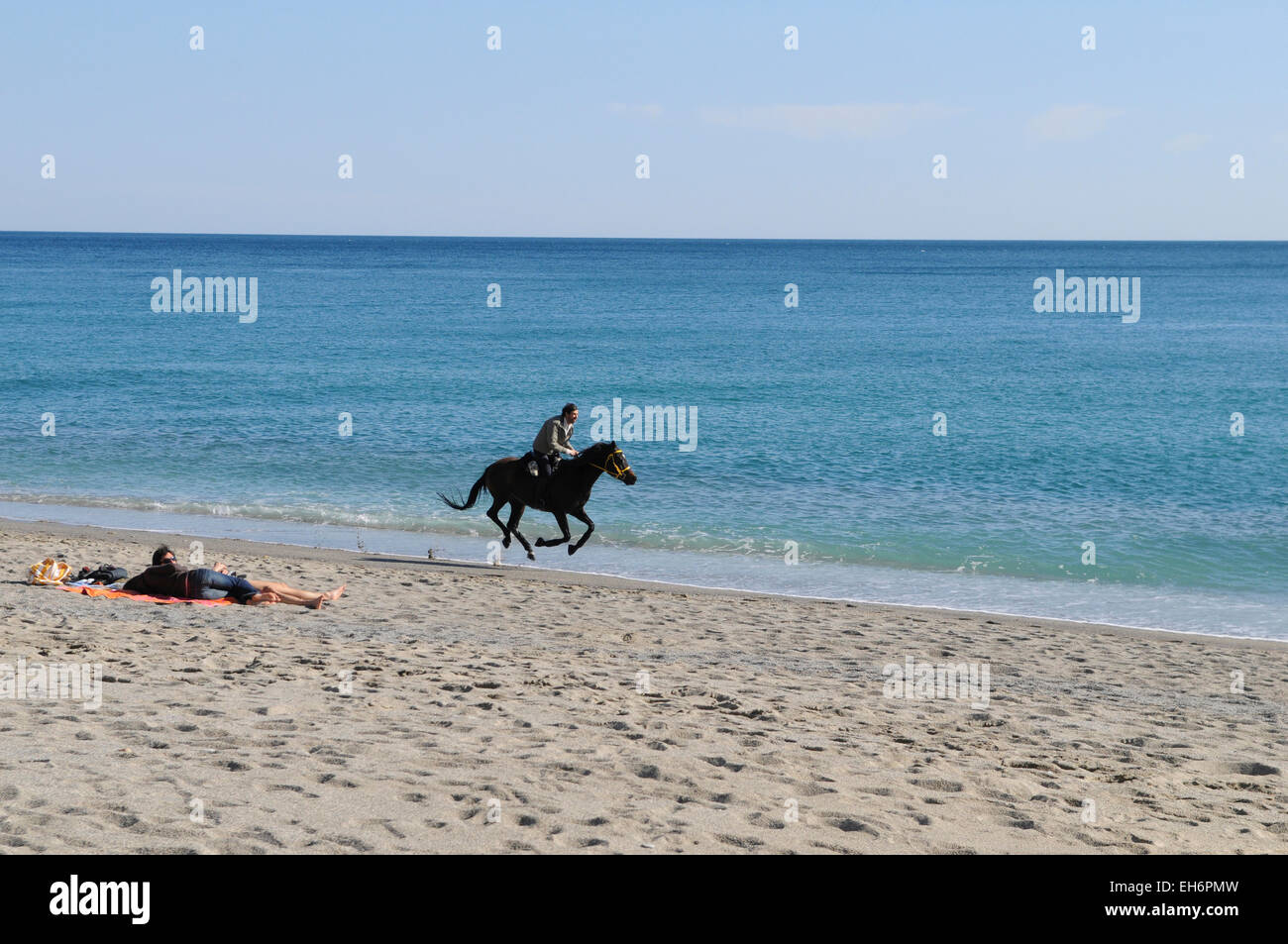 Le trajet d'un cheval sur la plage de Varigotti Banque D'Images