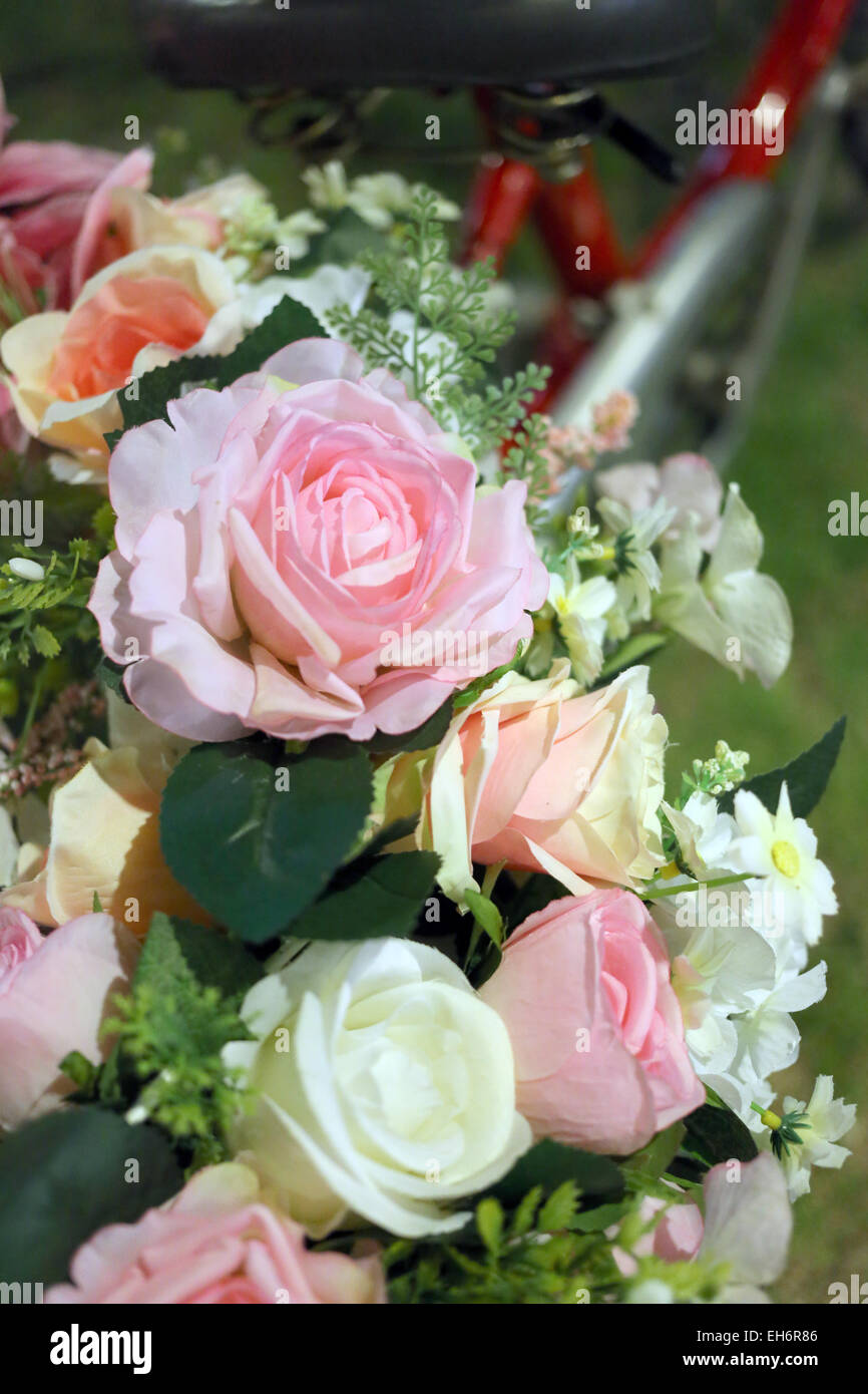 Bouquet de fleurs colorées dans le décoré. Banque D'Images