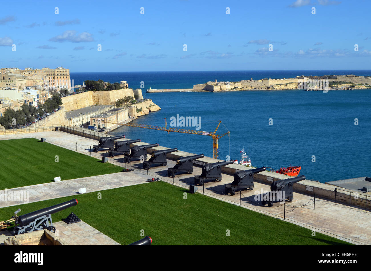 La Valette, Malte, une rangée de canons à la prête pour la cuisson rend hommage. Cela fait partie de l'entrée de Malte le Grand Port. Banque D'Images