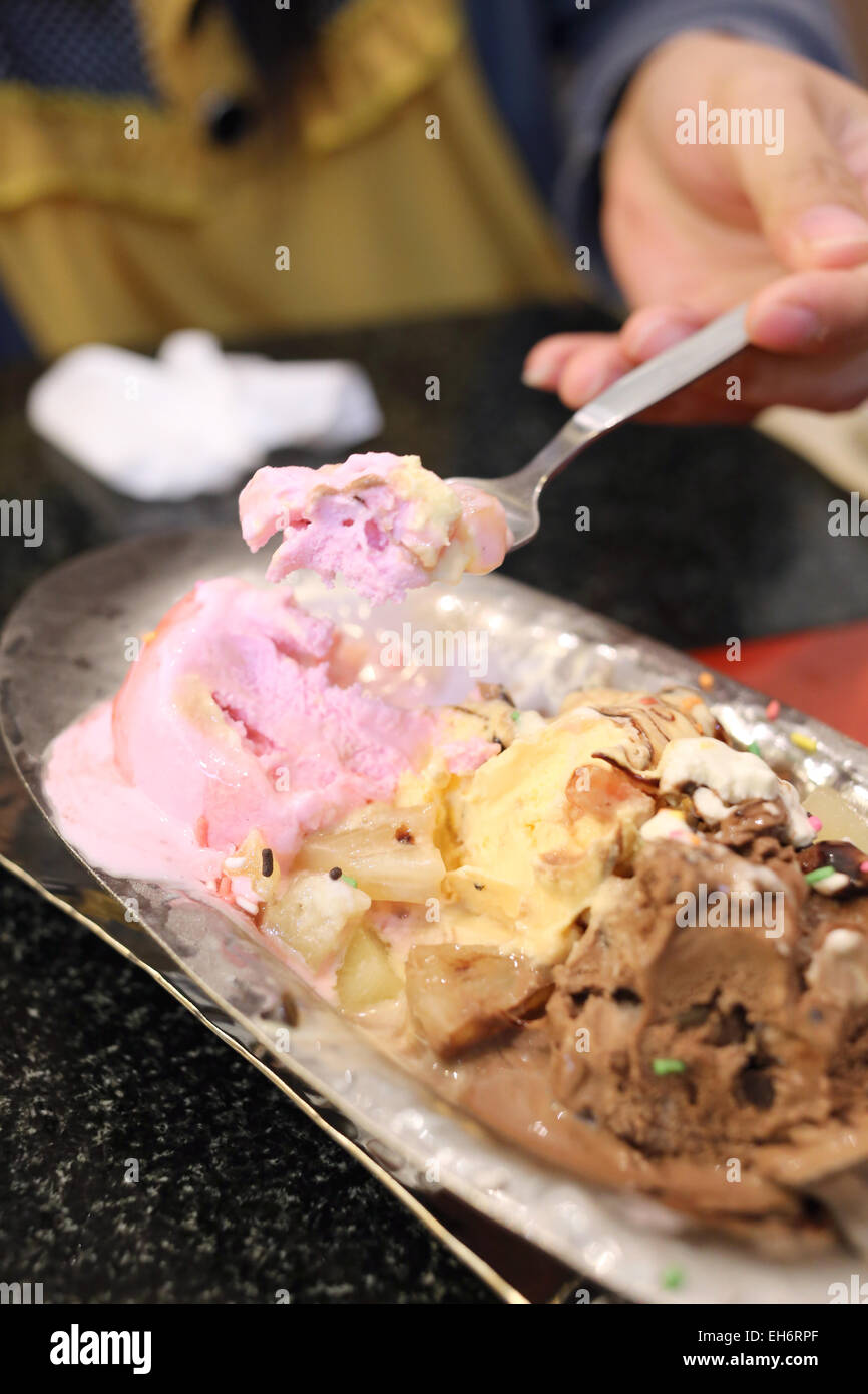 Glace sur un un bol dans un restaurant. Banque D'Images