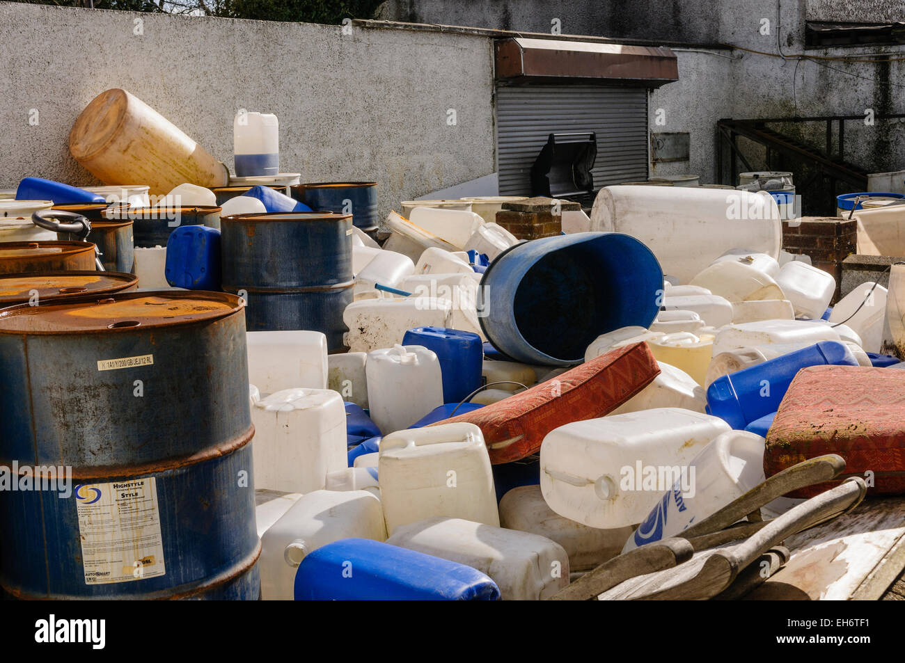 Beaucoup de contenants en plastique et en métal, contenant des substances chimiques telles que les surfactants, phosphates, illégalement sous-évaluées par les immigrants illégaux de l'exécution d'un lavage de voiture Banque D'Images