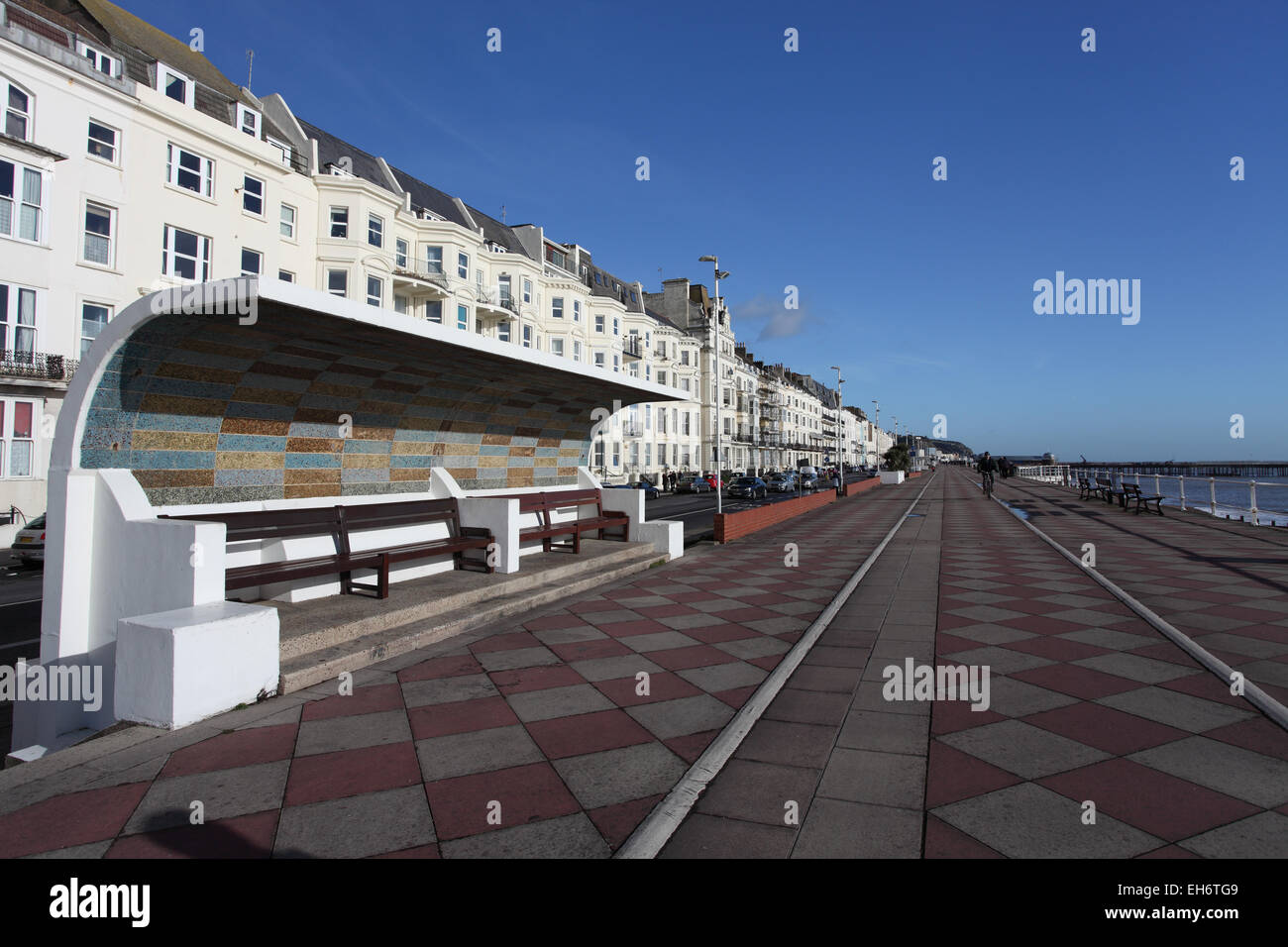 Vent traditionnels refuges et piste cyclable le long de la promenade maritime, St Leonards on Sea, East Sussex, UK Banque D'Images