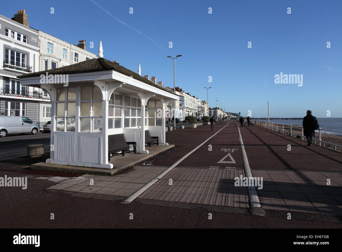 Vent traditionnels refuges et piste cyclable le long de la promenade maritime, St Leonards on Sea, East Sussex, UK Banque D'Images