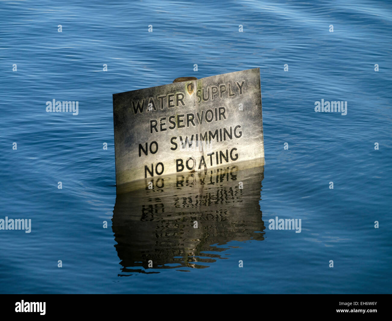 'Partiellement submergé Pas de piscine, pas de réservoir d'approvisionnement en eau, de navigation de plaisance", Staunton Harold réservoir, Ashby De La Zouch, Leicestershire, Angleterre, Royaume-Uni. Banque D'Images