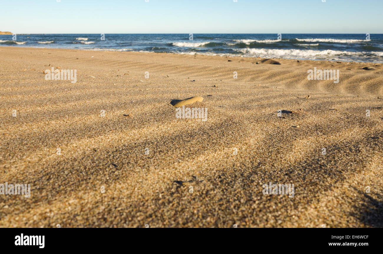 Les vagues de sable, des formes ondulatoires formé par le vent sur la plage avec vue sur la mer et les vagues, derrière l'Espagne. Banque D'Images