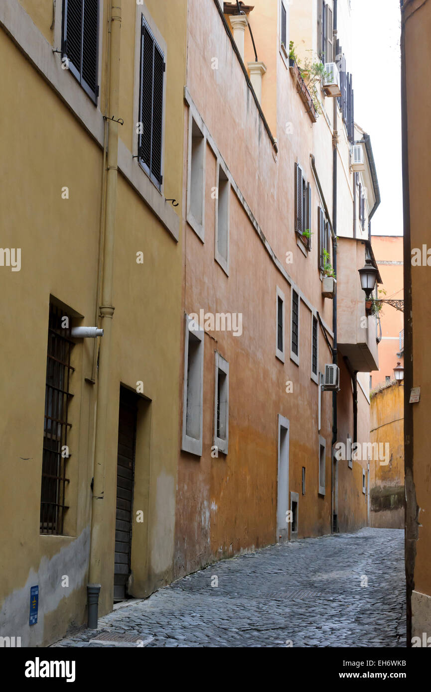Une étroite rue Italien à Rome, Italie. Banque D'Images