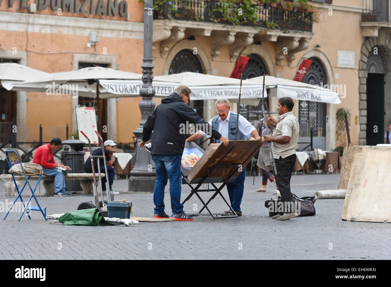 Un vendeur de rue mise en place son échoppe à Rome, Italie. Banque D'Images