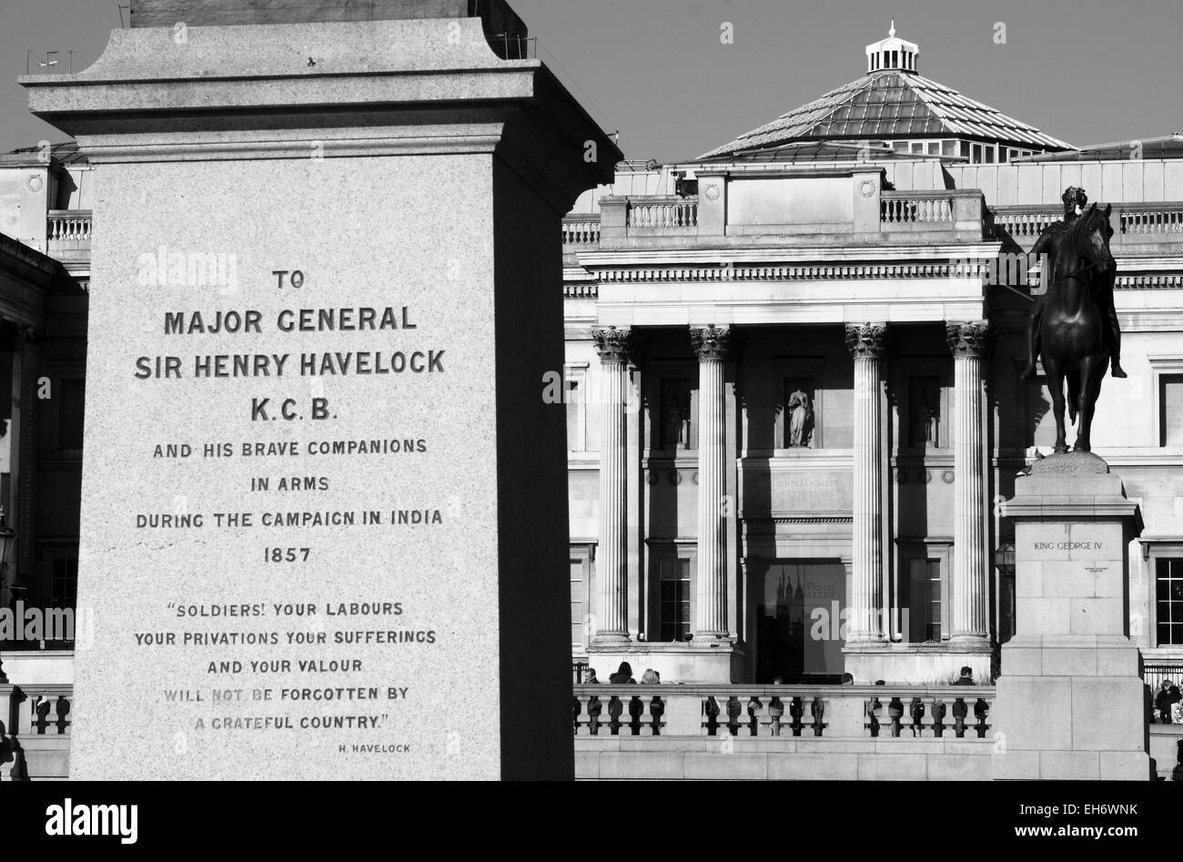 Une vue de la National Gallery à Trafalgar Square, Londres, Angleterre, vu à travers les socles de deux statues Banque D'Images