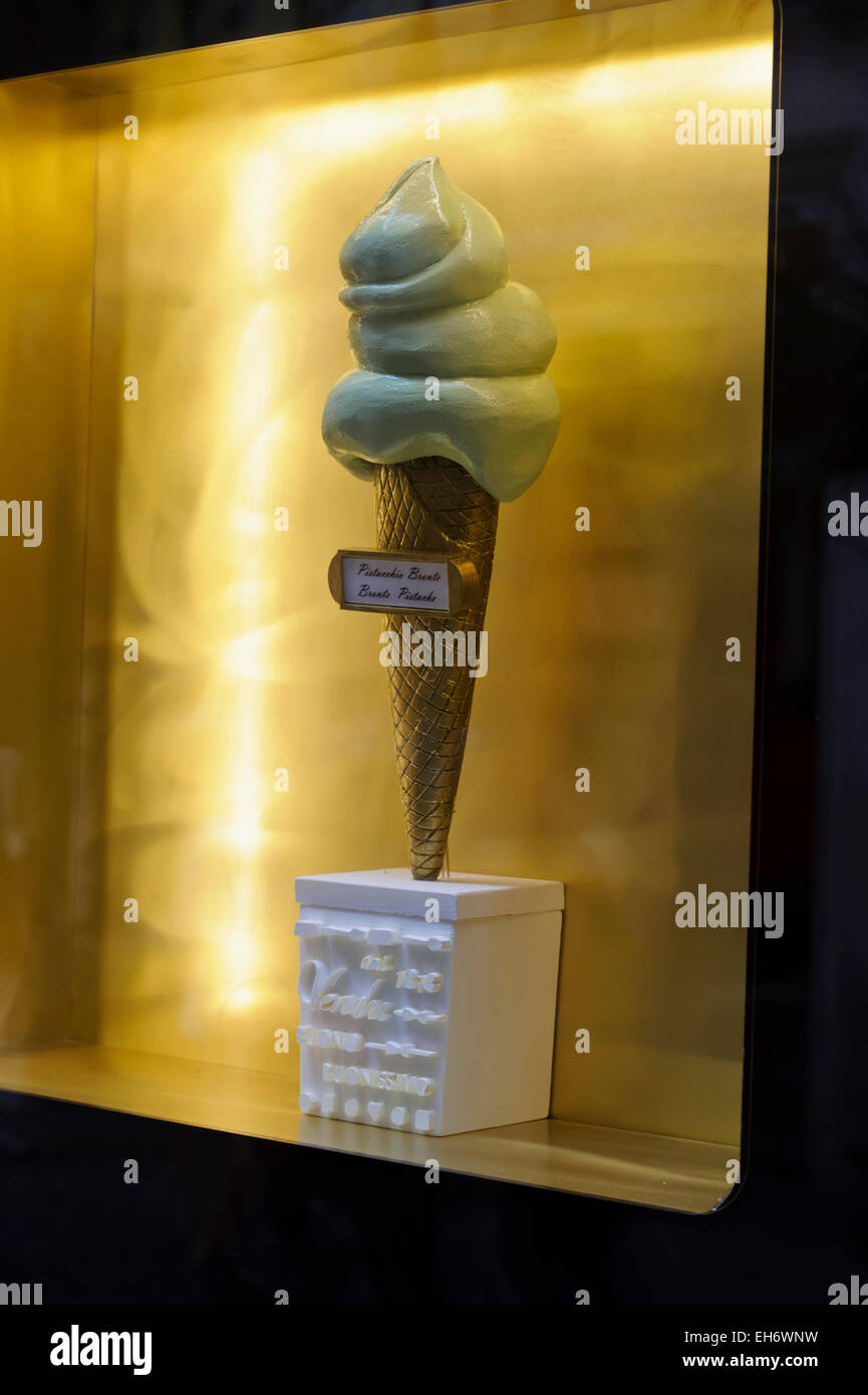 Une réplique d'une glace dans un cône derrière une fenêtre en verre, Rome, Italie. Banque D'Images