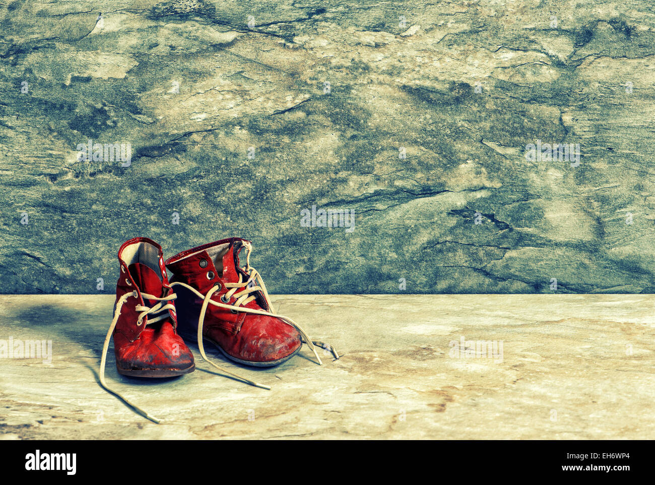 Chaussures bébé rouge antique sur fond rustique. Vintage style Instagram  toned photo Photo Stock - Alamy