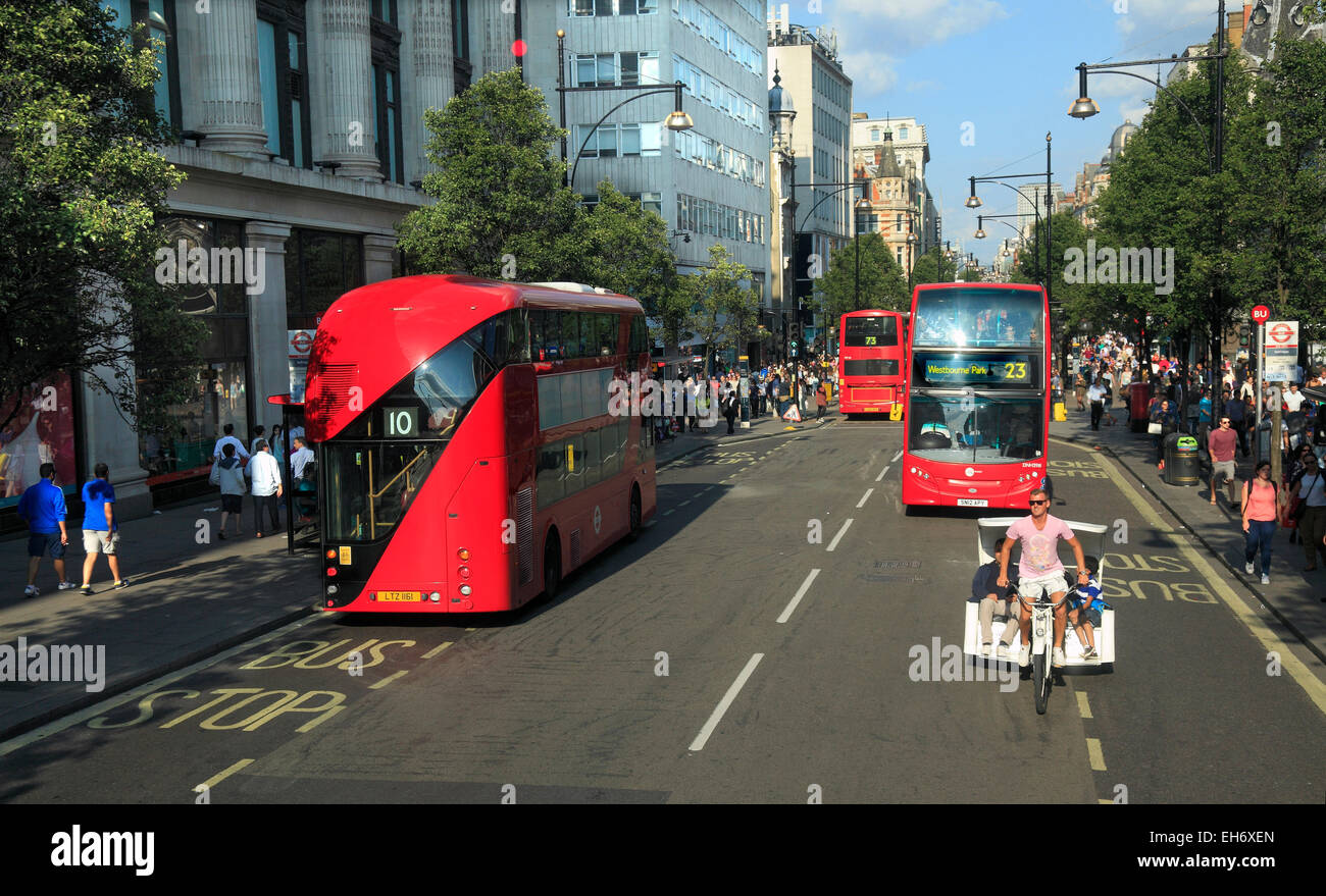Oxford Street sur une longue journée d'été dans le West End de Londres Banque D'Images