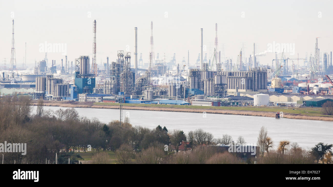 Vue sur une raffinerie de pétrole dans le port d'Anvers, Belgique. Anvers est le deuxième port d'Europe et d'une grande industrie pétrochimique Banque D'Images