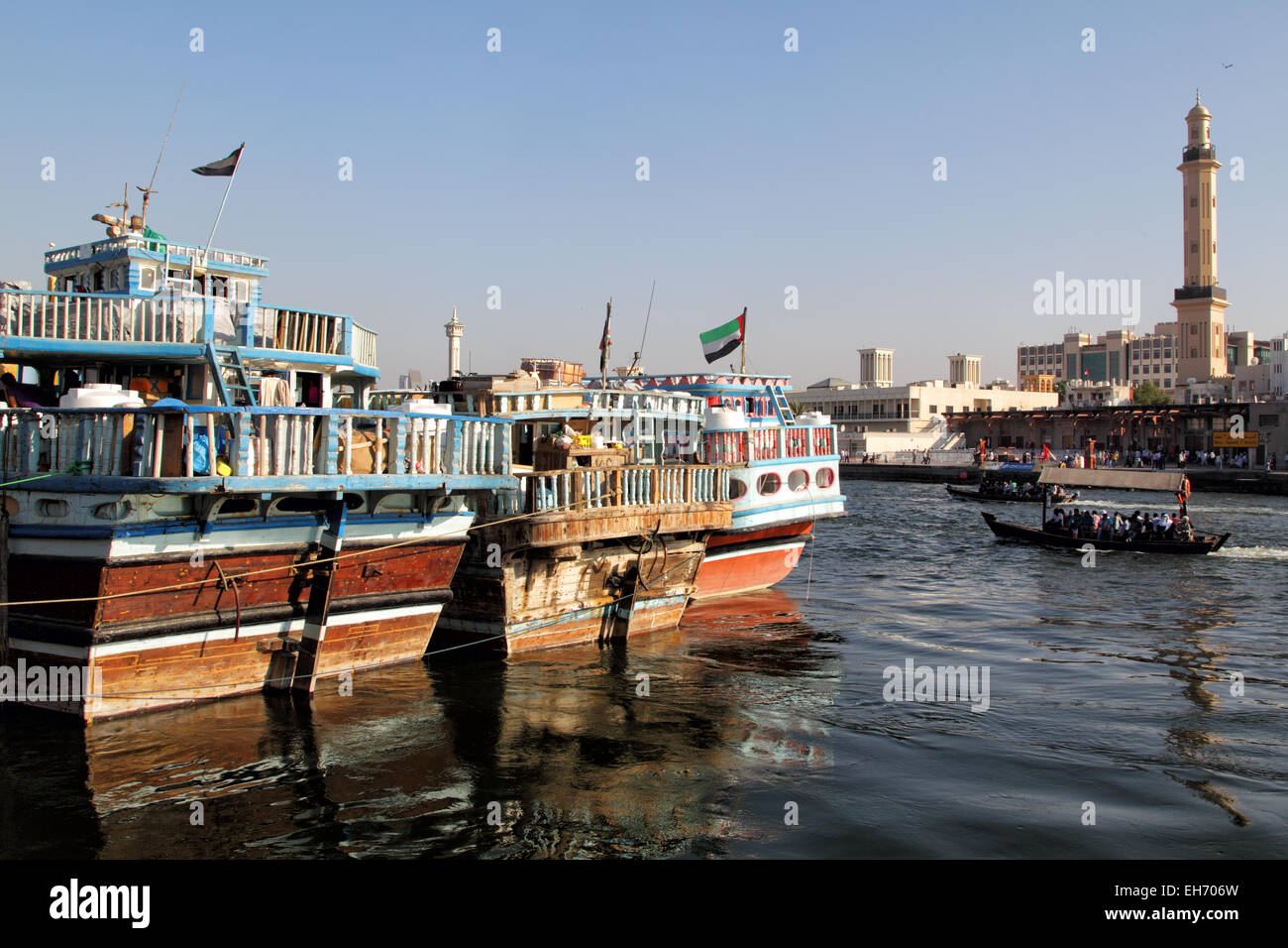 Chambre d'ancrage des bateaux sur le côté Deira de Dubaï Creek à Dubaï, Émirats arabes unis. Banque D'Images