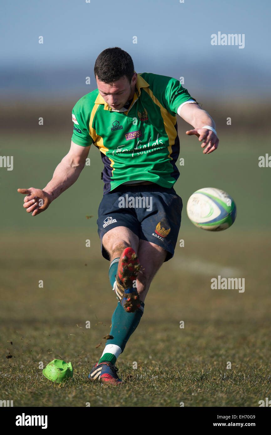 Rugby player kicking conversion - Dorset - Angleterre. Banque D'Images