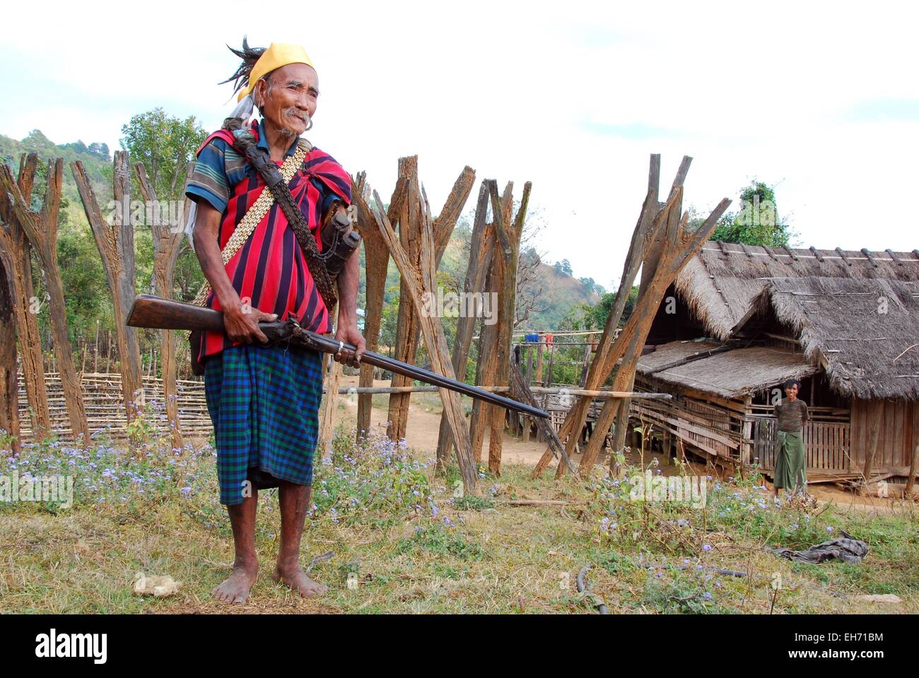 Homme portant un costume traditionnel Tribal avec arme à feu, arc et flèches, Kanpetlet Village Chin Banque D'Images