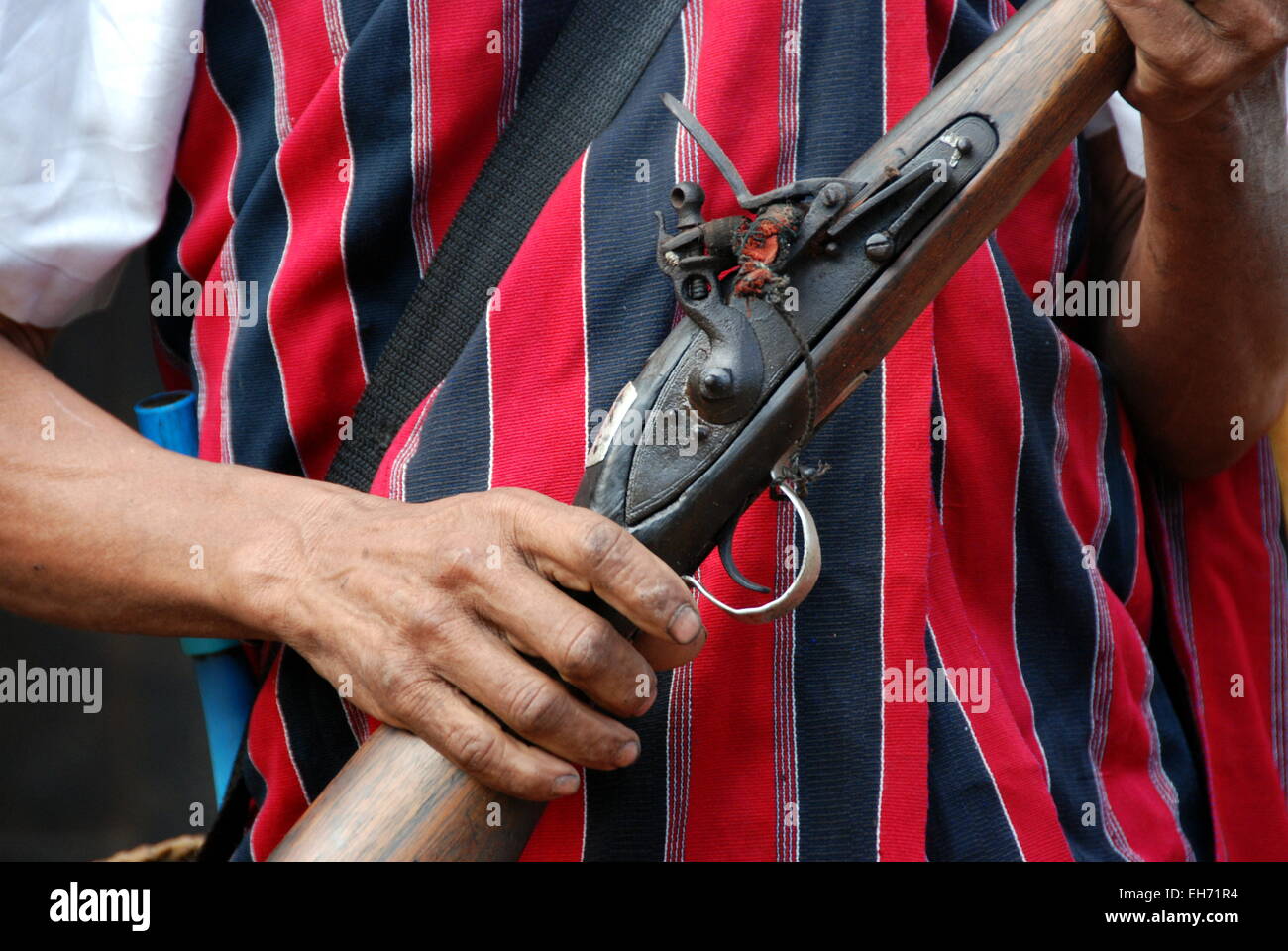 Main de Chin Tribal Man holding Gun, Kanpetlet Village Chin Banque D'Images