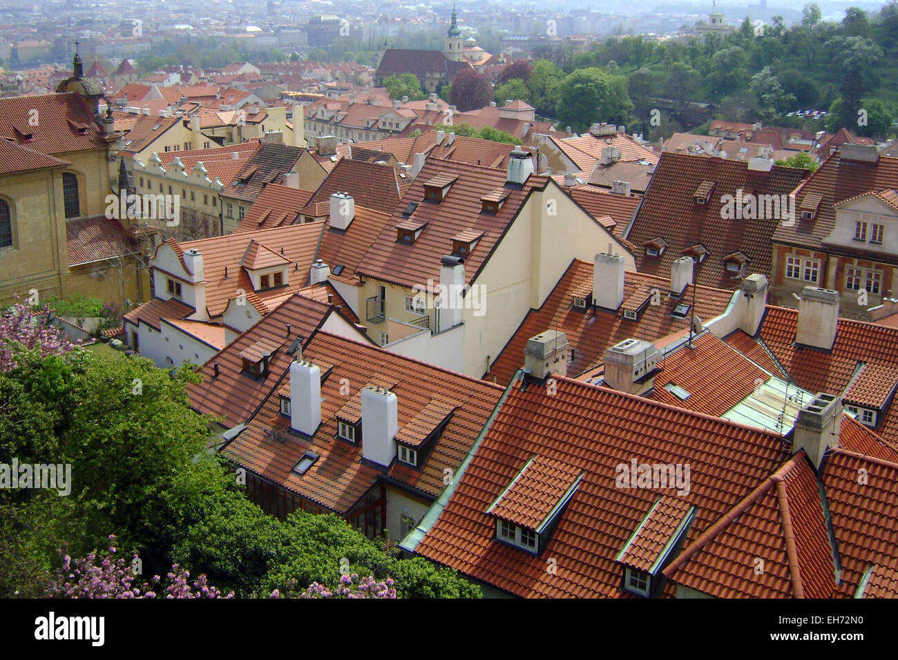 Vue sur les toits et les cheminées de l'ancien et bien conservé de la ville de Prague. Banque D'Images