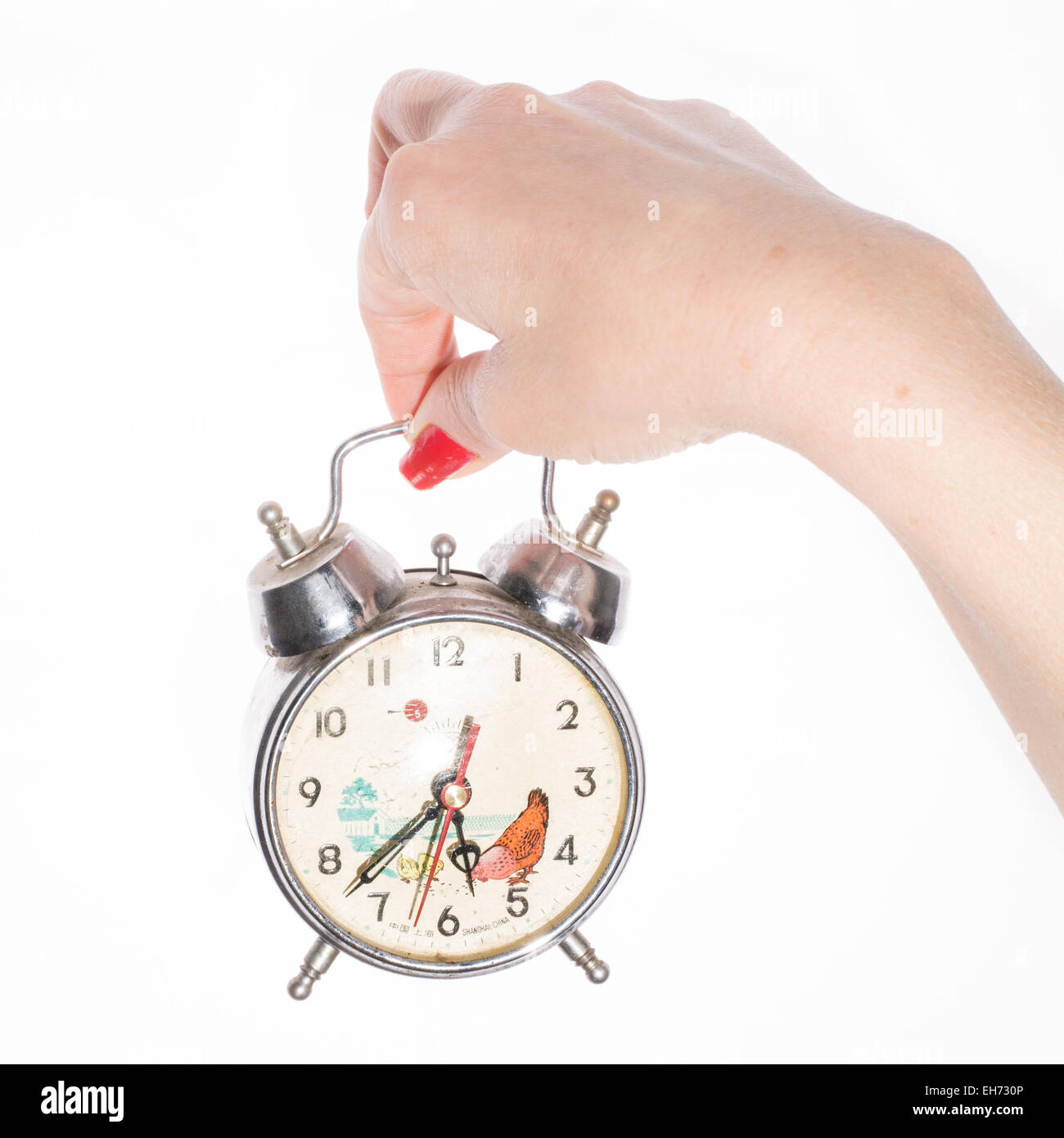 Main tenant une horloge vintage sur fond blanc Banque D'Images