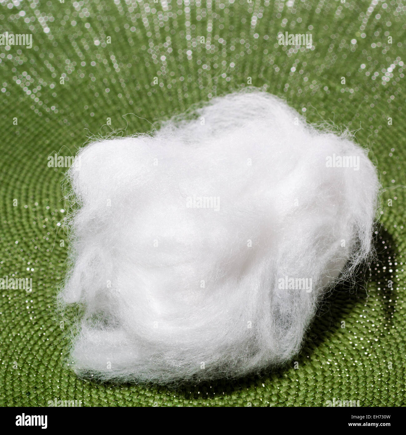 La laine de coton sur un fond vert Banque D'Images