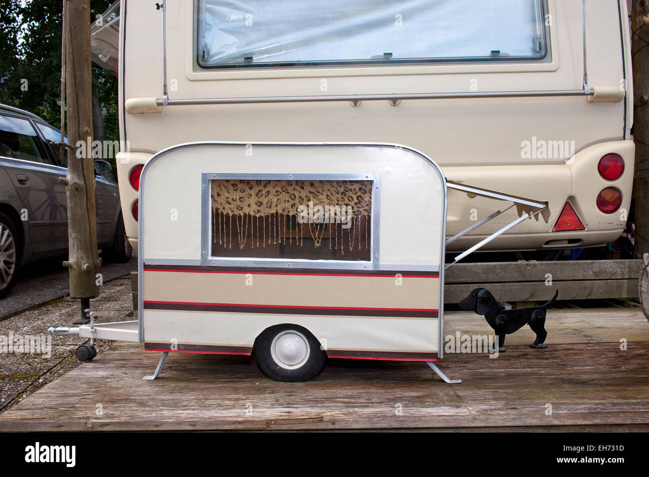 Modèle petite caravane pour un petit chien de compagnie stationnée à  l'arrière de la caravane pleine taille propriétaires dans un camping Photo  Stock - Alamy