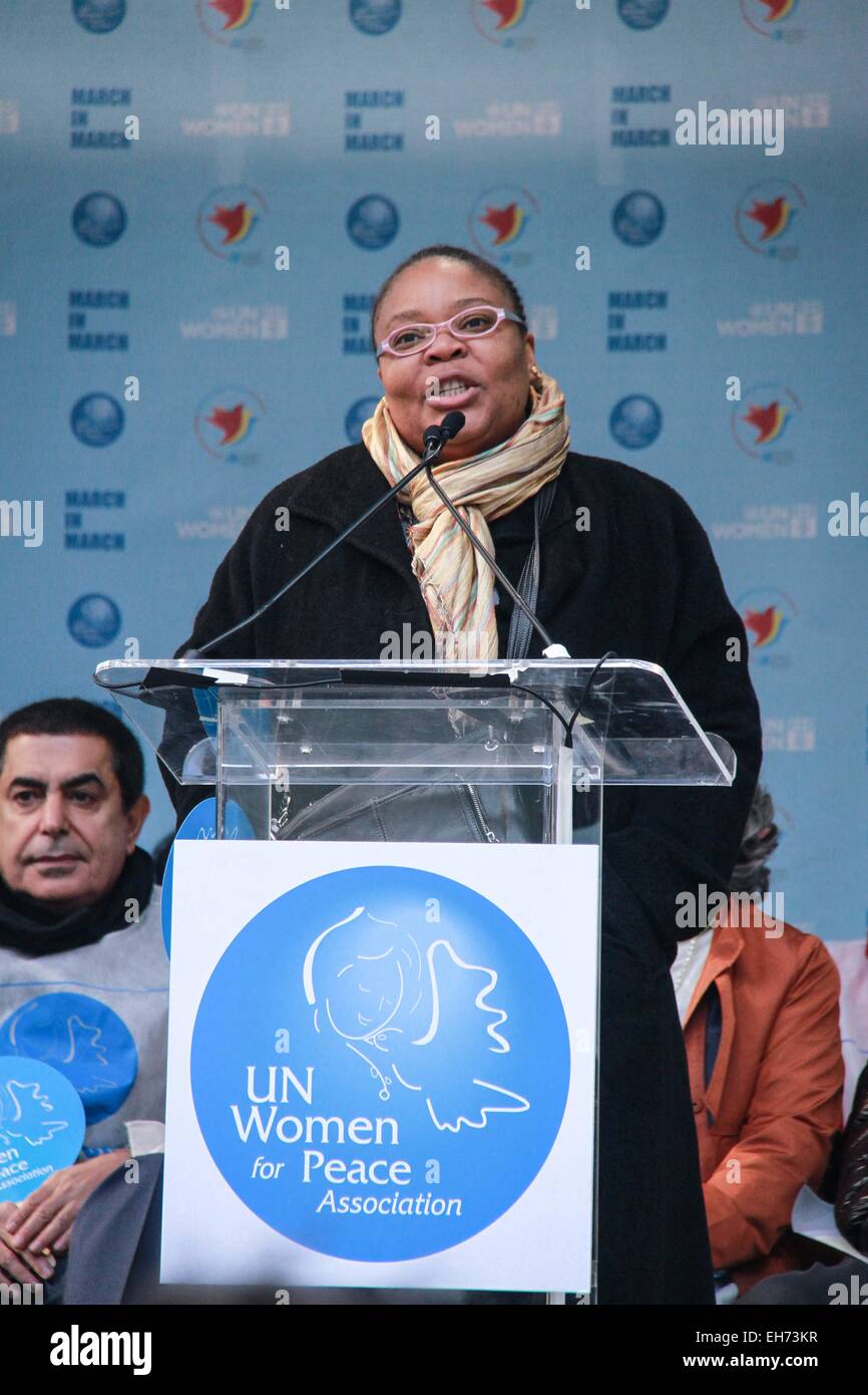 New York, USA. Mar 8, 2015. Le Libéria est la lauréate du Prix Nobel de la paix Leymah Gbowee parle avant le début de la Journée internationale de la femme mars pour l'égalité des sexes et les droits des femmes, à New York, le 8 mars 2015. Credit : Niu Xiaolei/Xinhua/Alamy Live News Banque D'Images