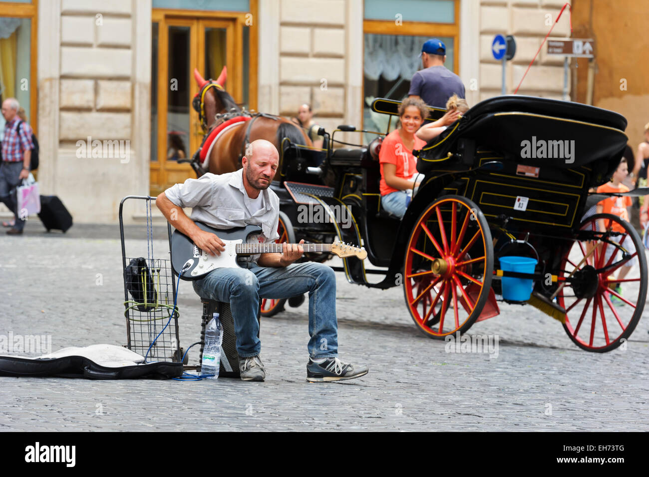 Un artiste de rue jouant de la guitare pour distraire passent, Rome, Italie. Banque D'Images