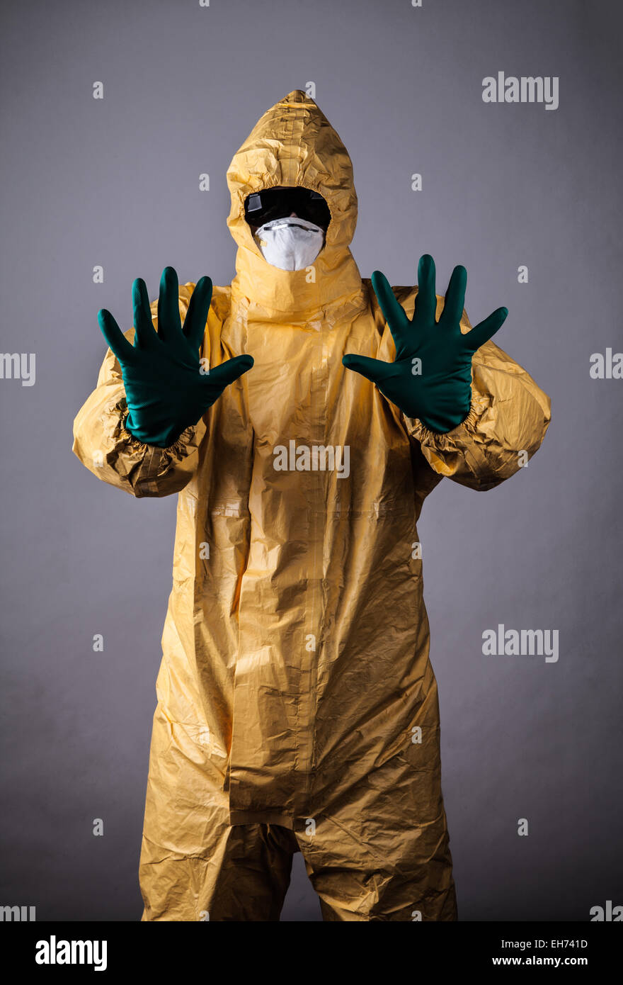 Homme de laboratoire en robe de protection chimique avec geste de rejet Banque D'Images