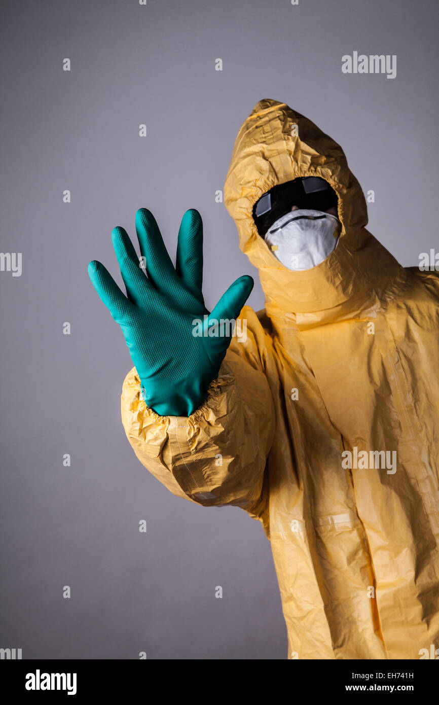 Homme de laboratoire en robe de protection chimique avec geste de rejet Banque D'Images